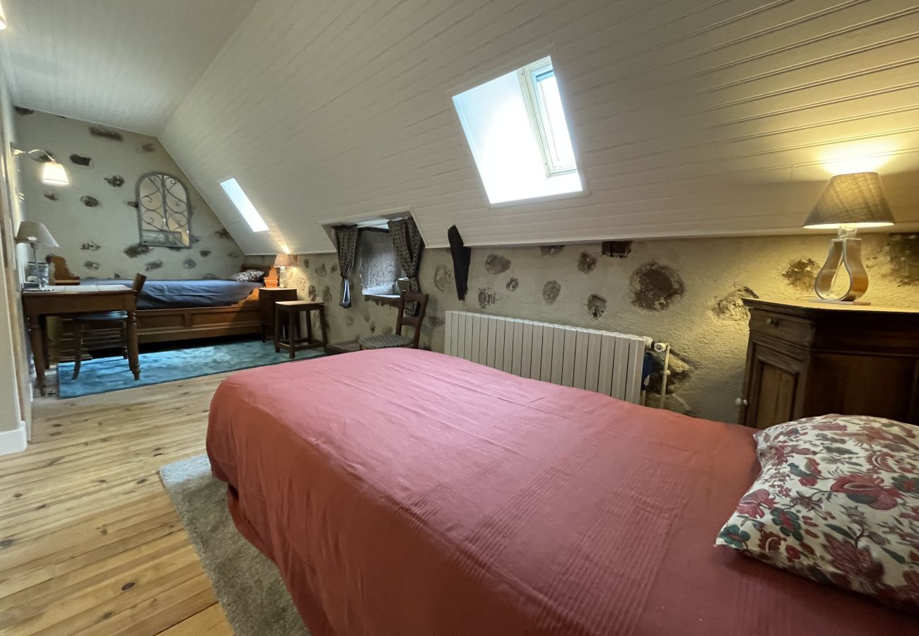 House in Saint-Jacques-des-Blats - Gîte aux gardes - aux pieds des montagnes