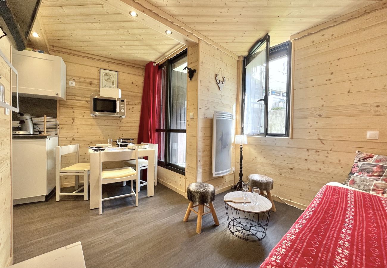 Studio in Les Menuires -  Studio Altitude 1850 – Skis aux pieds – L
