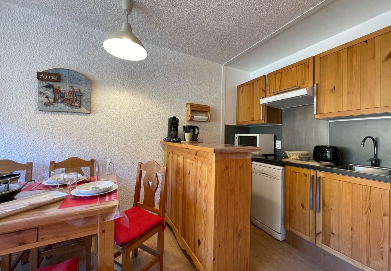 Apartment in Les Menuires - (BZ.55) 2 pièces vue montagne, skis aux pieds
