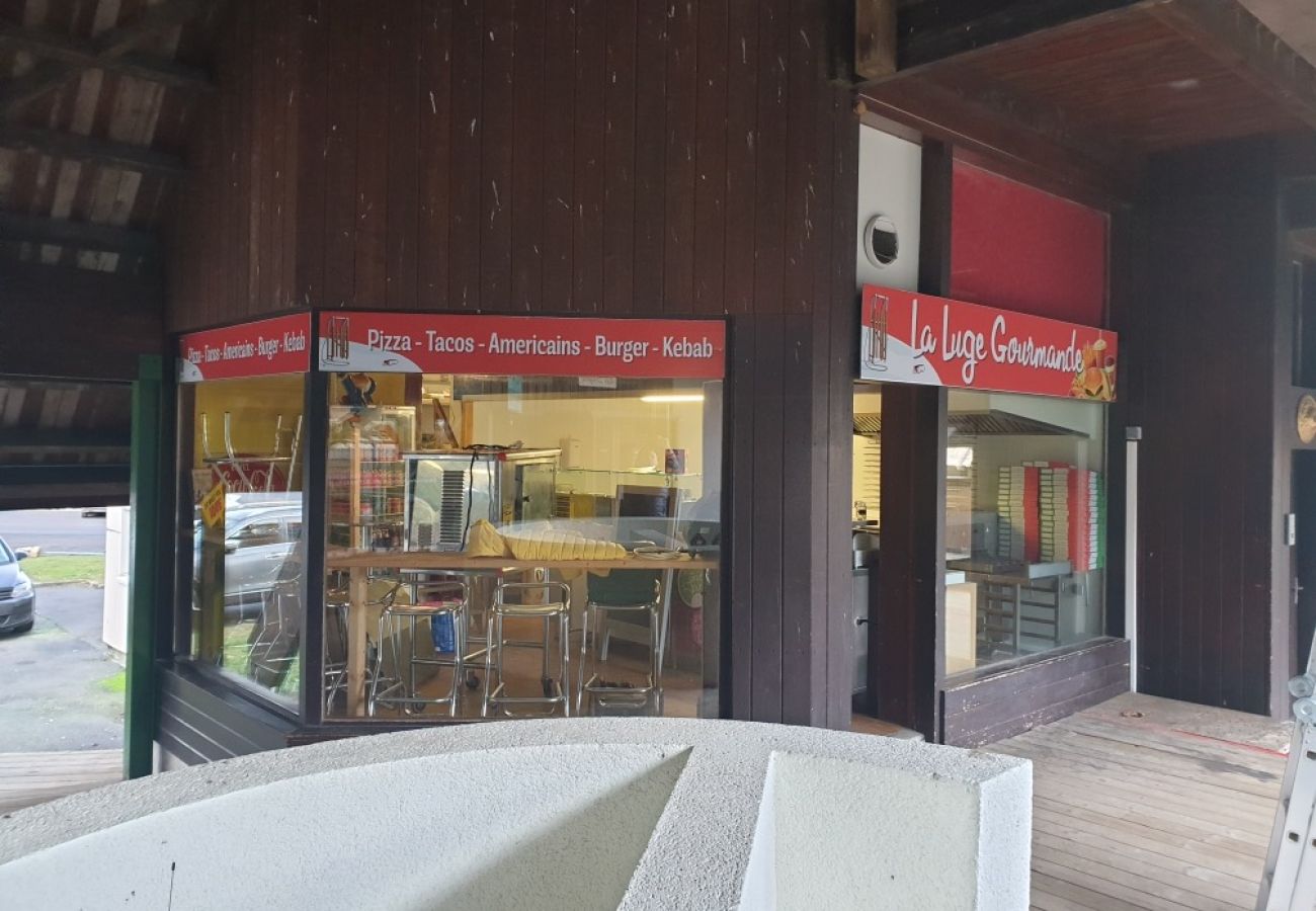 Business lease transfer in Laveissière - Local commercial Pizza Traiteur