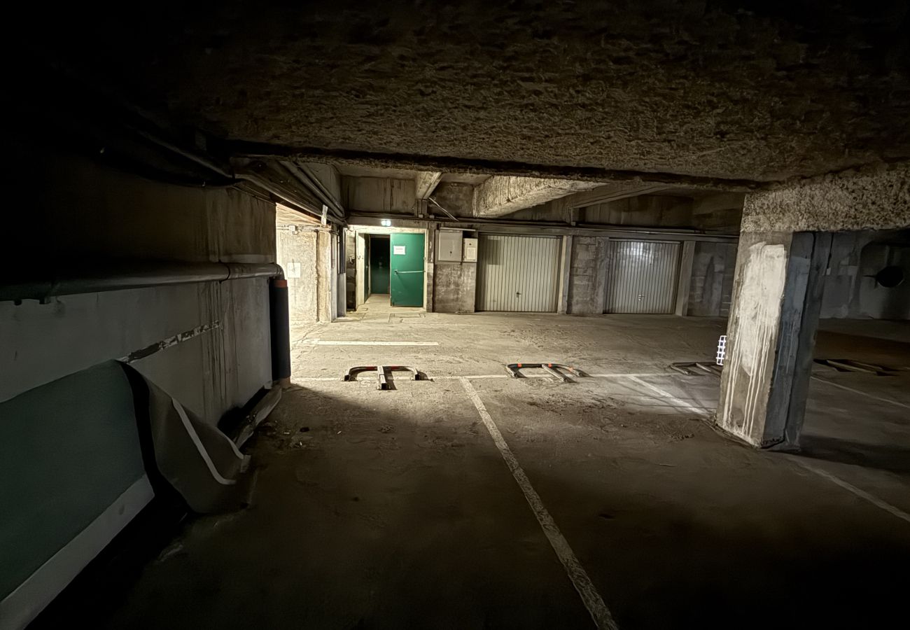 Garage/Parking in Laveissière - Parking soutterain (x1 place)