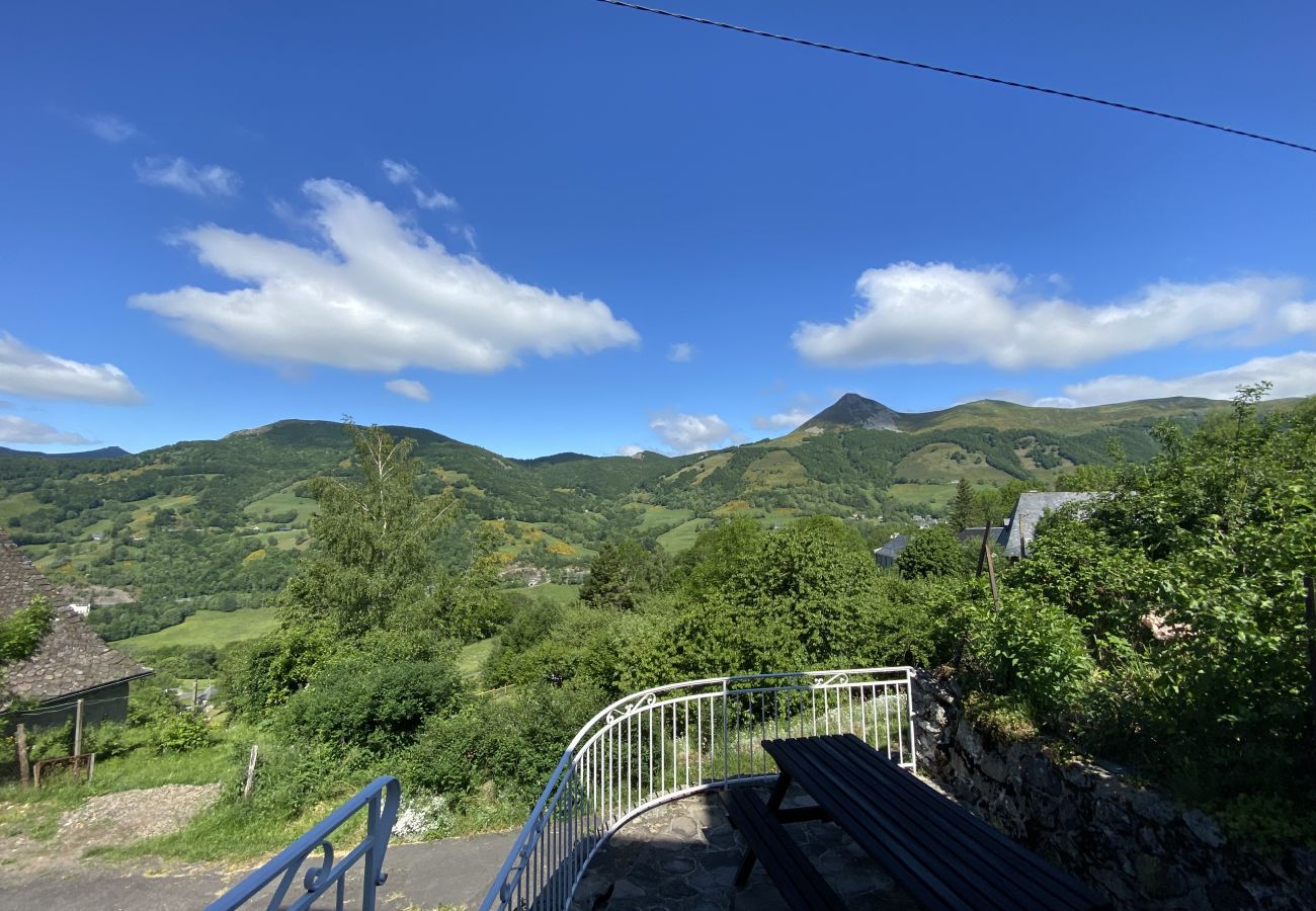 Casa en Saint-Jacques-des-Blats - Gîte aux gardes - aux pieds des montagnes