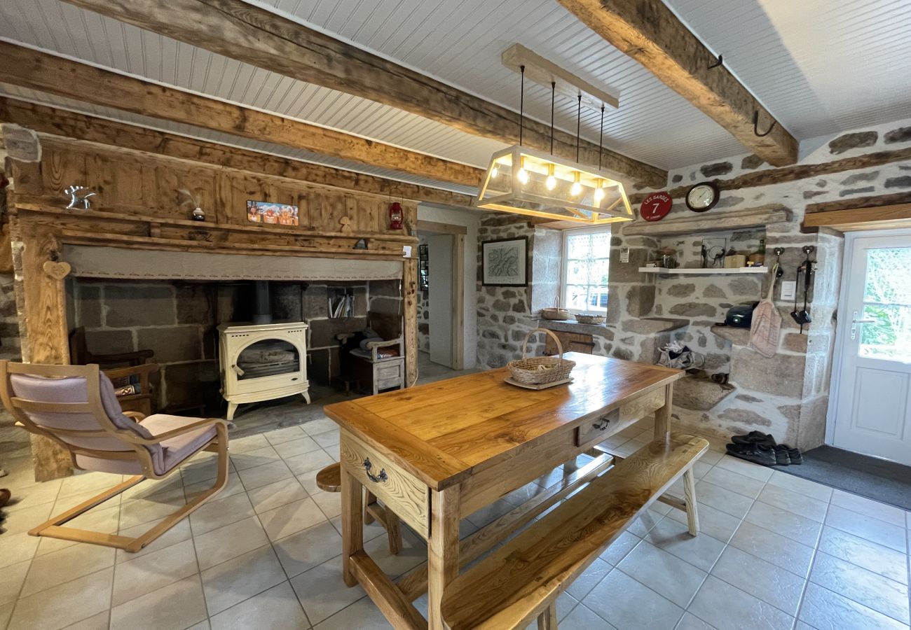 Casa en Saint-Jacques-des-Blats - Gîte aux gardes - aux pieds des montagnes