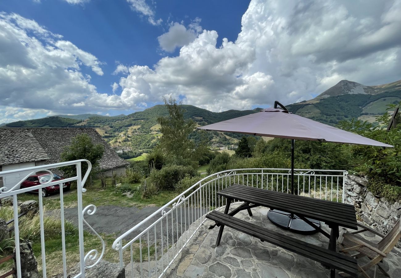 Casa en Saint-Jacques-des-Blats - Gîte aux gardes - aux pieds des montagnes