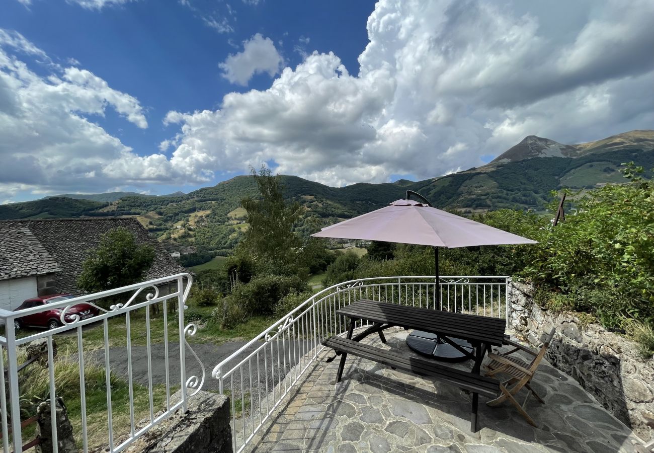 Casa en Saint-Jacques-des-Blats - Gîte aux gardes - aux pieds des montagnes