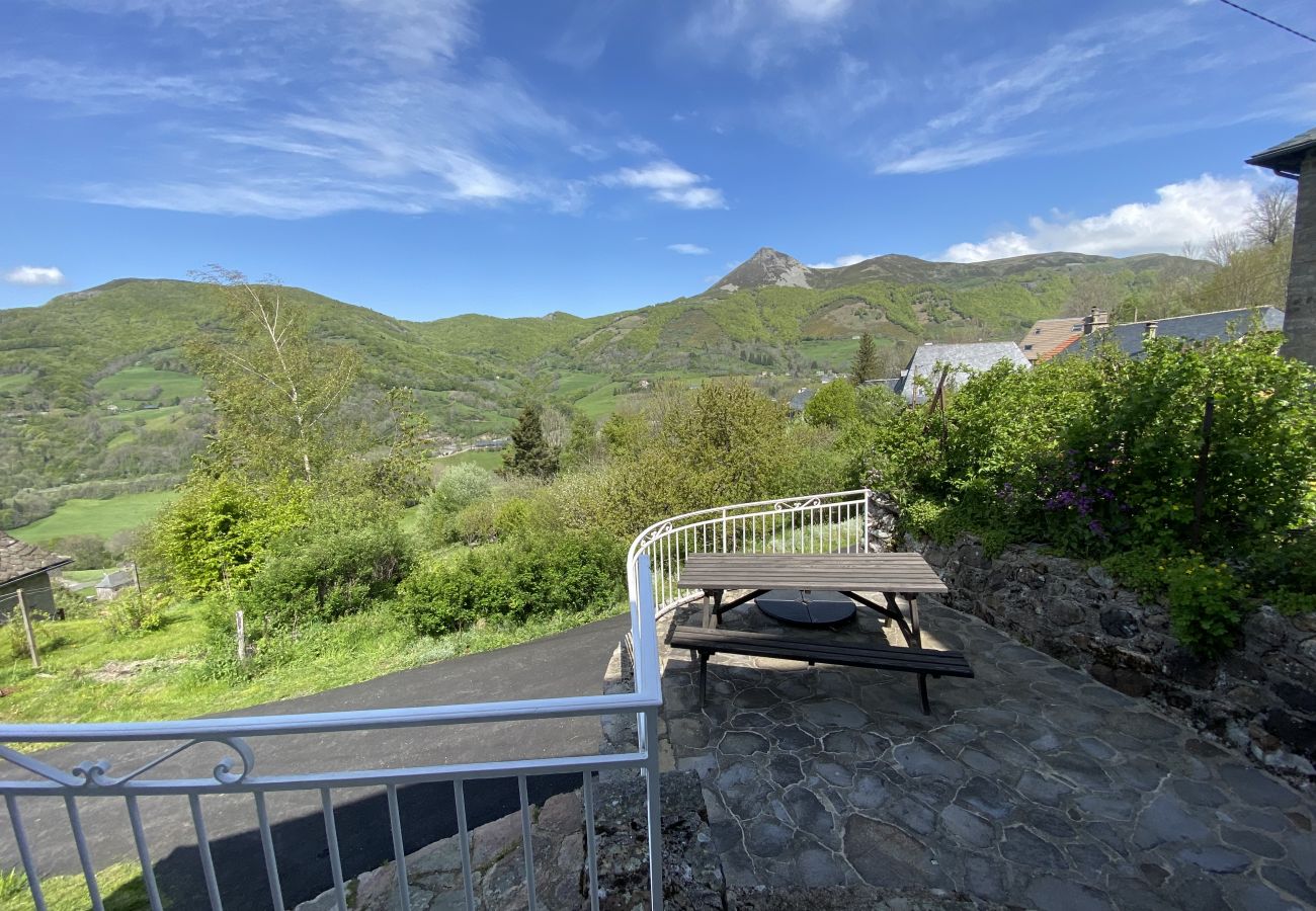 Casa en Saint-Jacques-des-Blats - Gîte aux gardes - aux pieds des montagnes