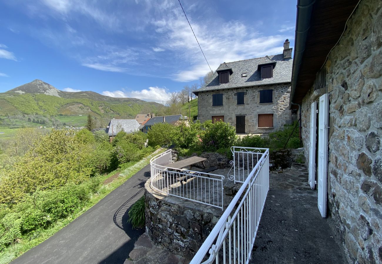 Casa en Saint-Jacques-des-Blats - Gîte aux gardes - aux pieds des montagnes