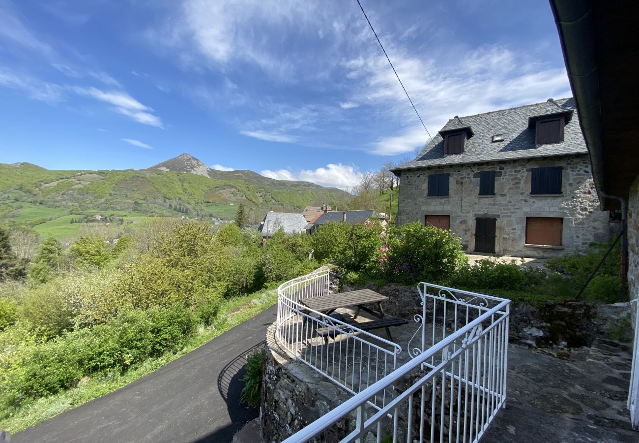 Casa en Saint-Jacques-des-Blats - Gîte aux gardes - aux pieds des montagnes