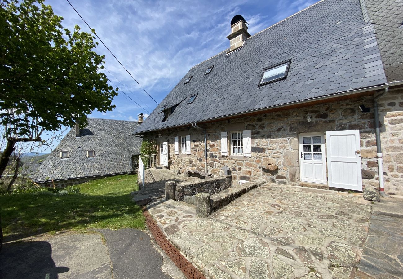 Casa en Saint-Jacques-des-Blats - Gîte aux gardes - aux pieds des montagnes