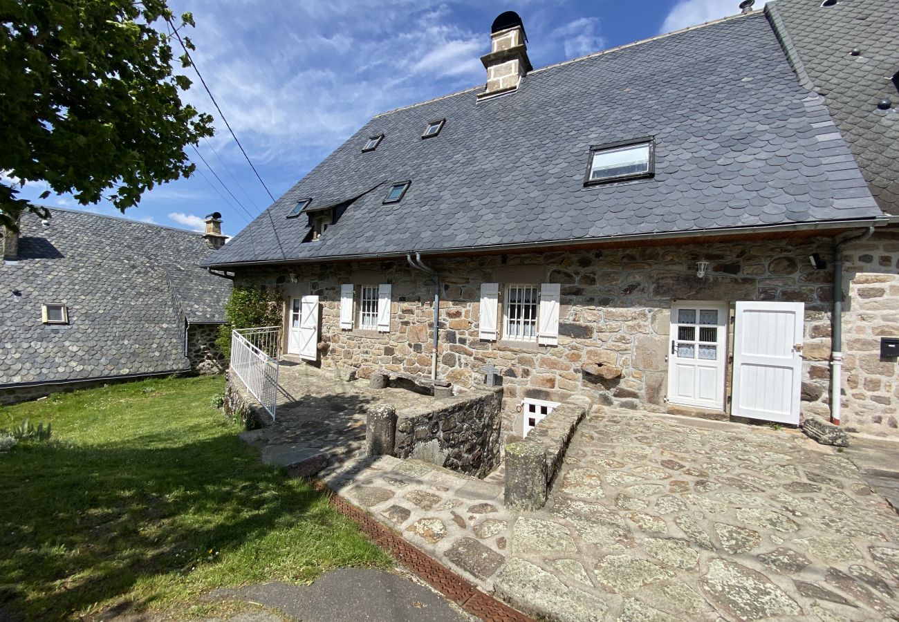 Casa en Saint-Jacques-des-Blats - Gîte aux gardes - aux pieds des montagnes