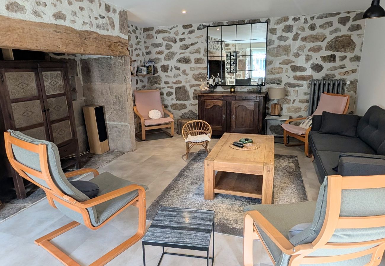 Casa en Saint-Jacques-des-Blats - Gîte aux gardes - aux pieds des montagnes