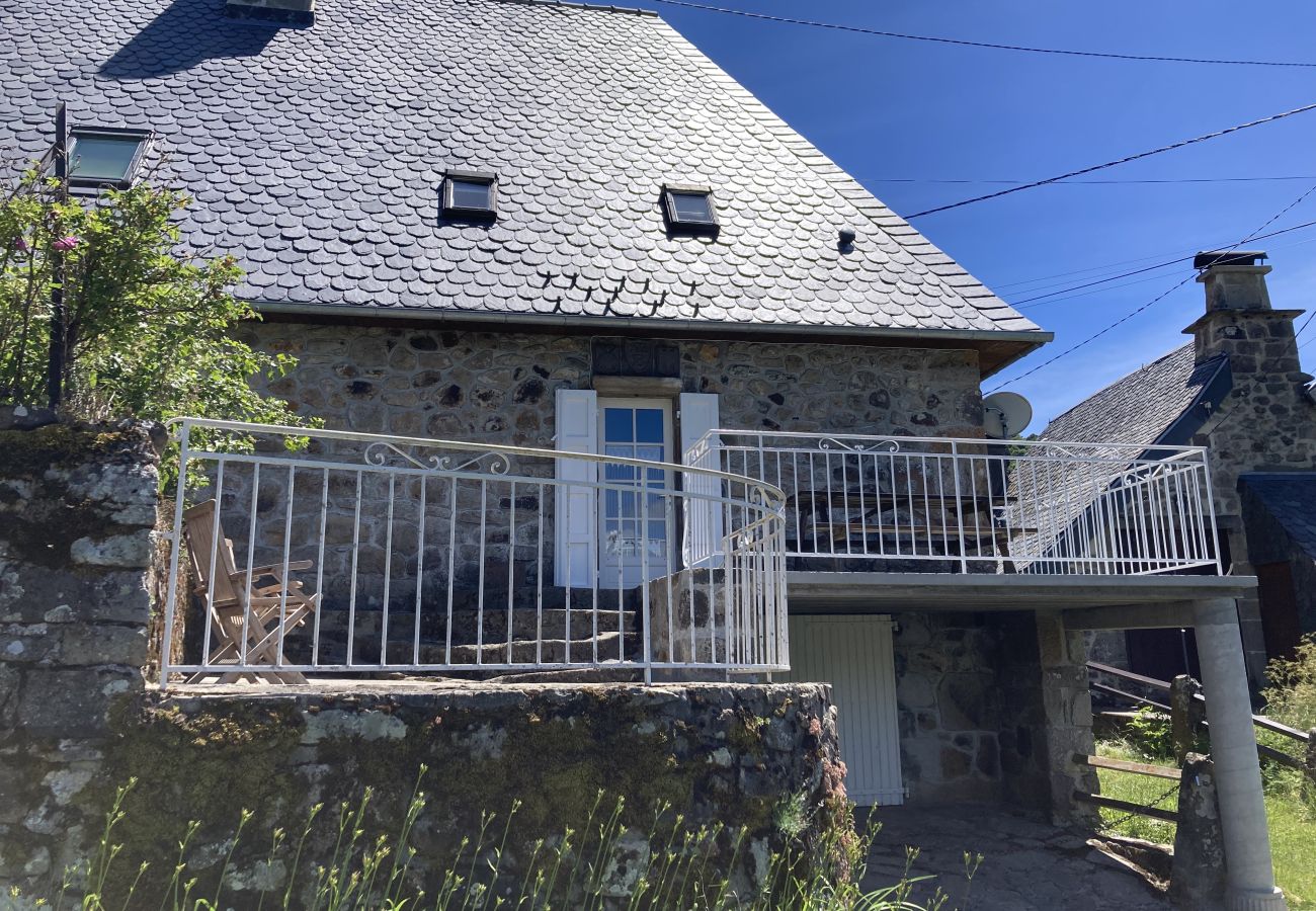 Casa en Saint-Jacques-des-Blats - Gîte aux gardes - aux pieds des montagnes