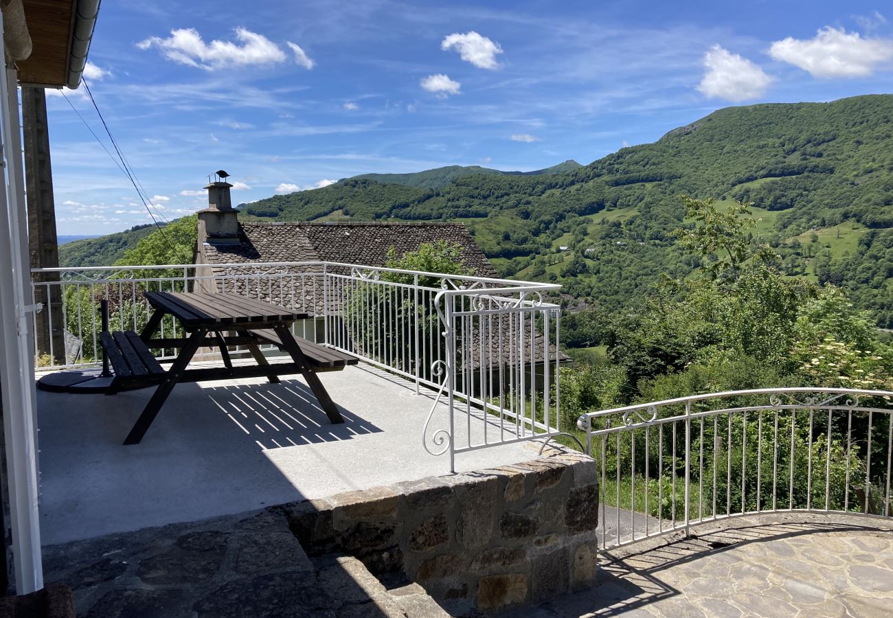 Casa en Saint-Jacques-des-Blats - Gîte aux gardes - aux pieds des montagnes