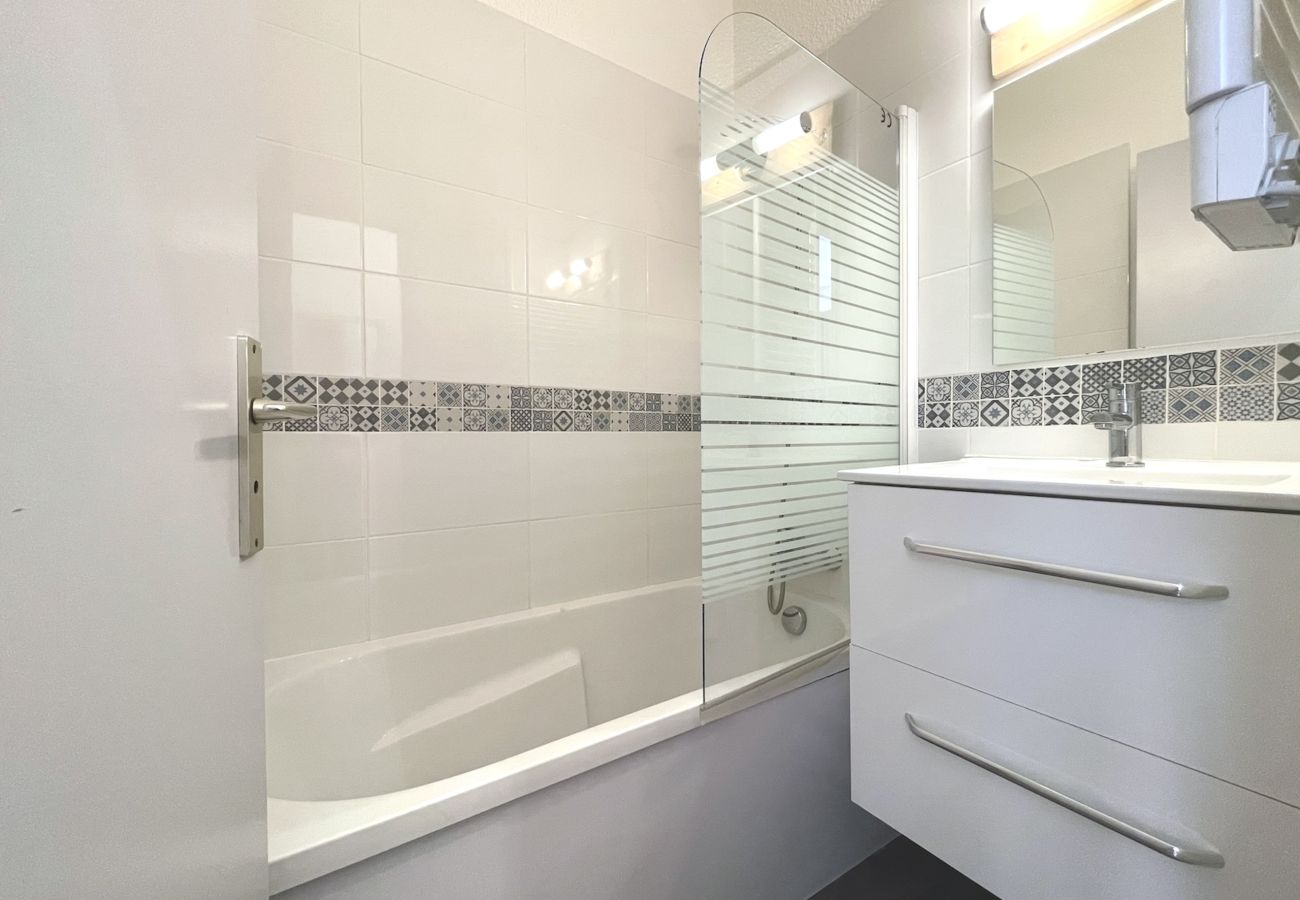 bathroom with bathtub