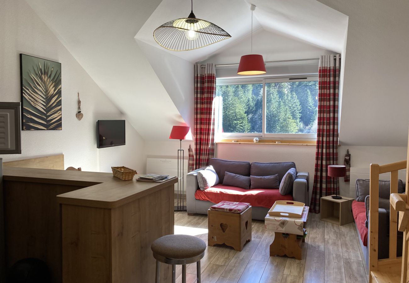 Apartamento en Laveissière - T2 avec vue sur les montagnes et wifi &agrave; Alt