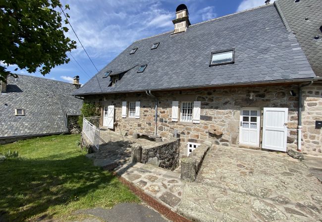 Maison à Saint-Jacques-des-Blats - Gîte aux gardes - aux pieds des montagnes