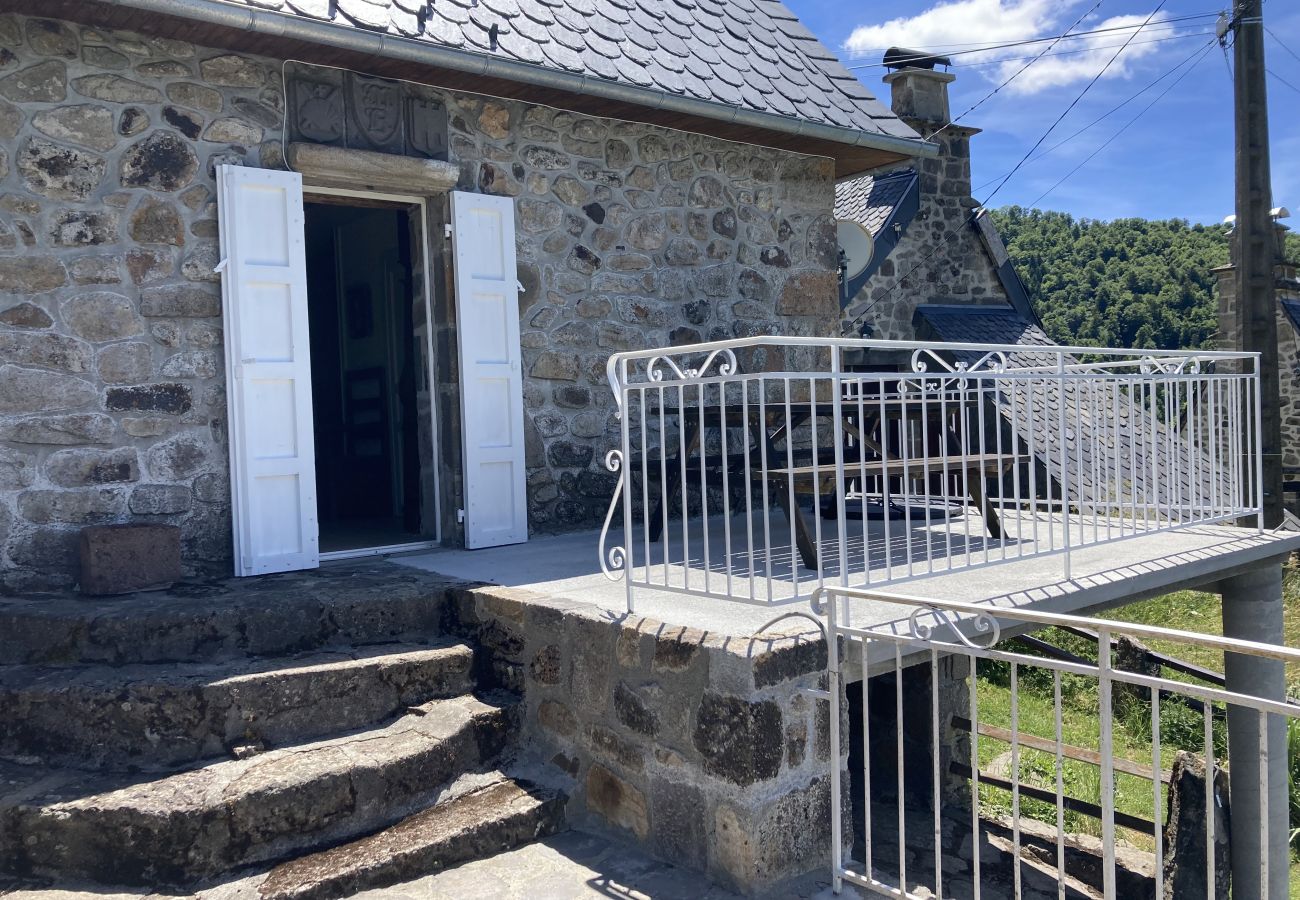 Maison à Saint-Jacques-des-Blats - Gîte aux gardes - aux pieds des montagnes