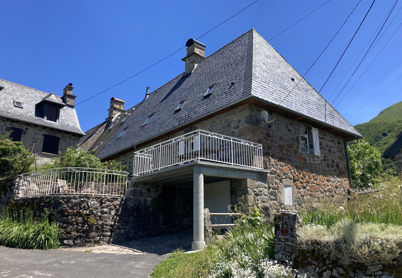 Maison à Saint-Jacques-des-Blats - Gîte aux gardes - aux pieds des montagnes
