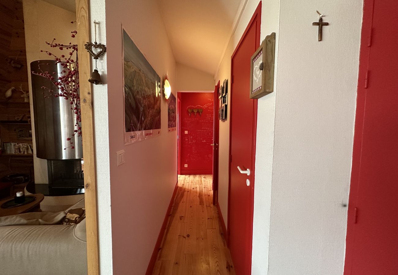 Appartement à Saint-Jacques-des-Blats - Appartement avec cheminée à altitude 1500